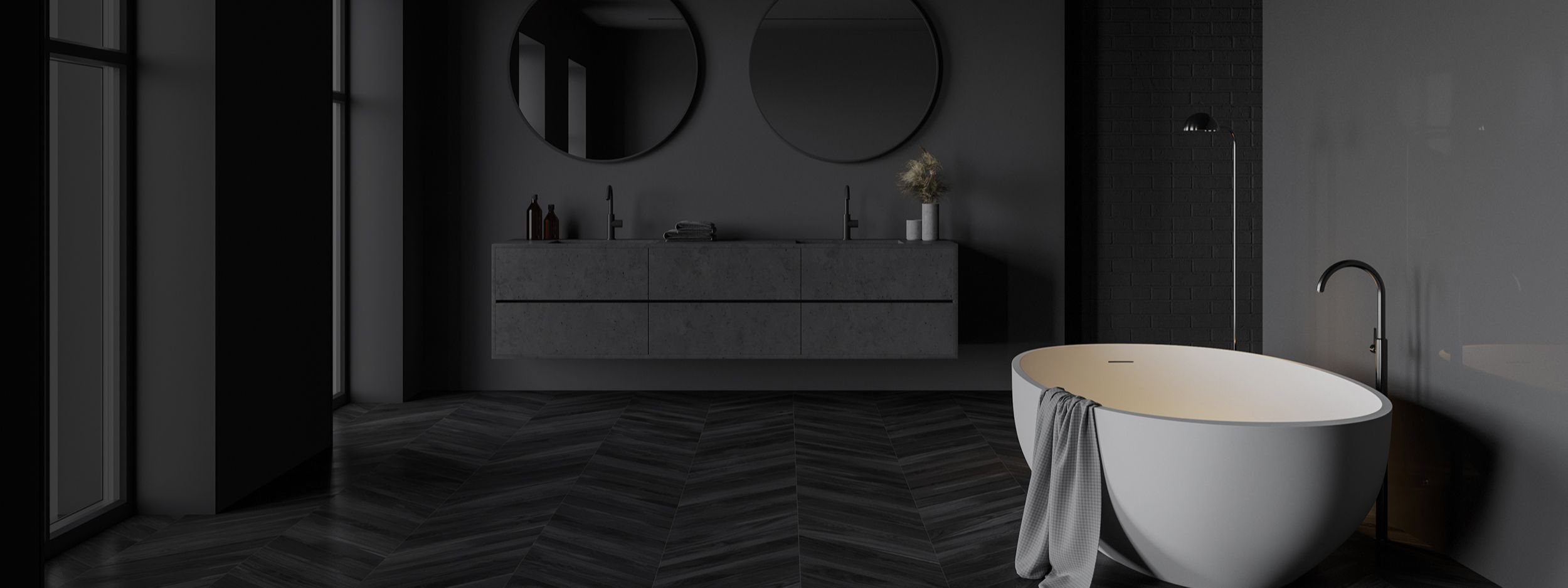 Moderner Badezimmerinnenraum mit frei stehender Badewanne, Handtuch und Waschtisch mit Spiegeln